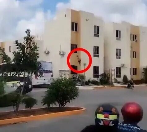 墨西哥男偷食人妻遭捉姦 半裸爬窗逃跑慘摔落地(有片)