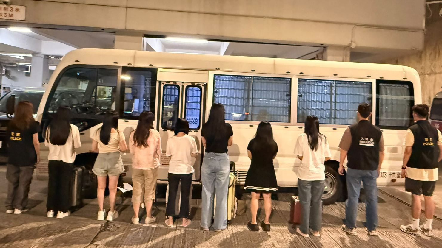荃灣警區特別職務隊人員聯同入境處展開掃黃行動，共拘捕7名內地女子(警方圖片)