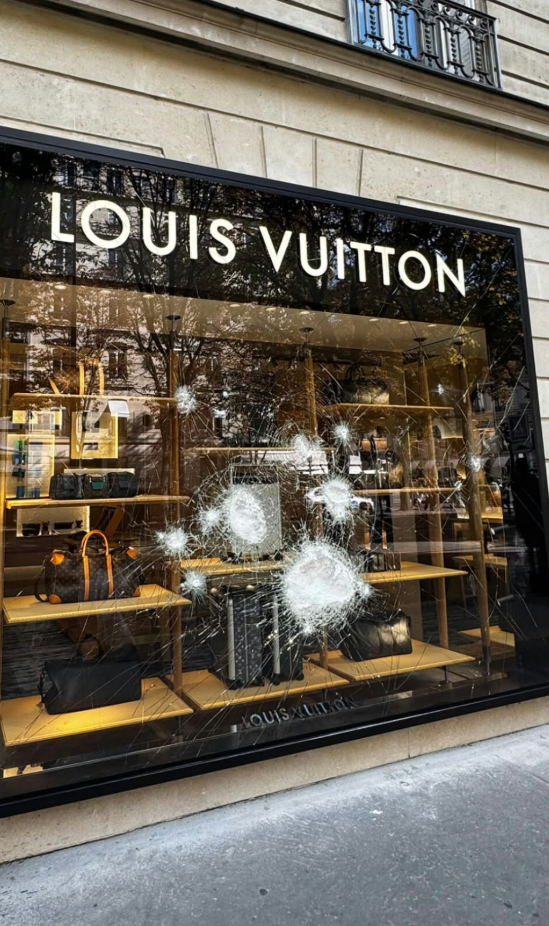 法國示威|位於巴黎旺多姆廣場的路易威登(Louis Vuitton,LV)旗艦門店遭多名滋事者抬起路障圍欄撞擊櫥窗,雖然令玻璃出現裂紋,惟未被撞穿進入店內(X)