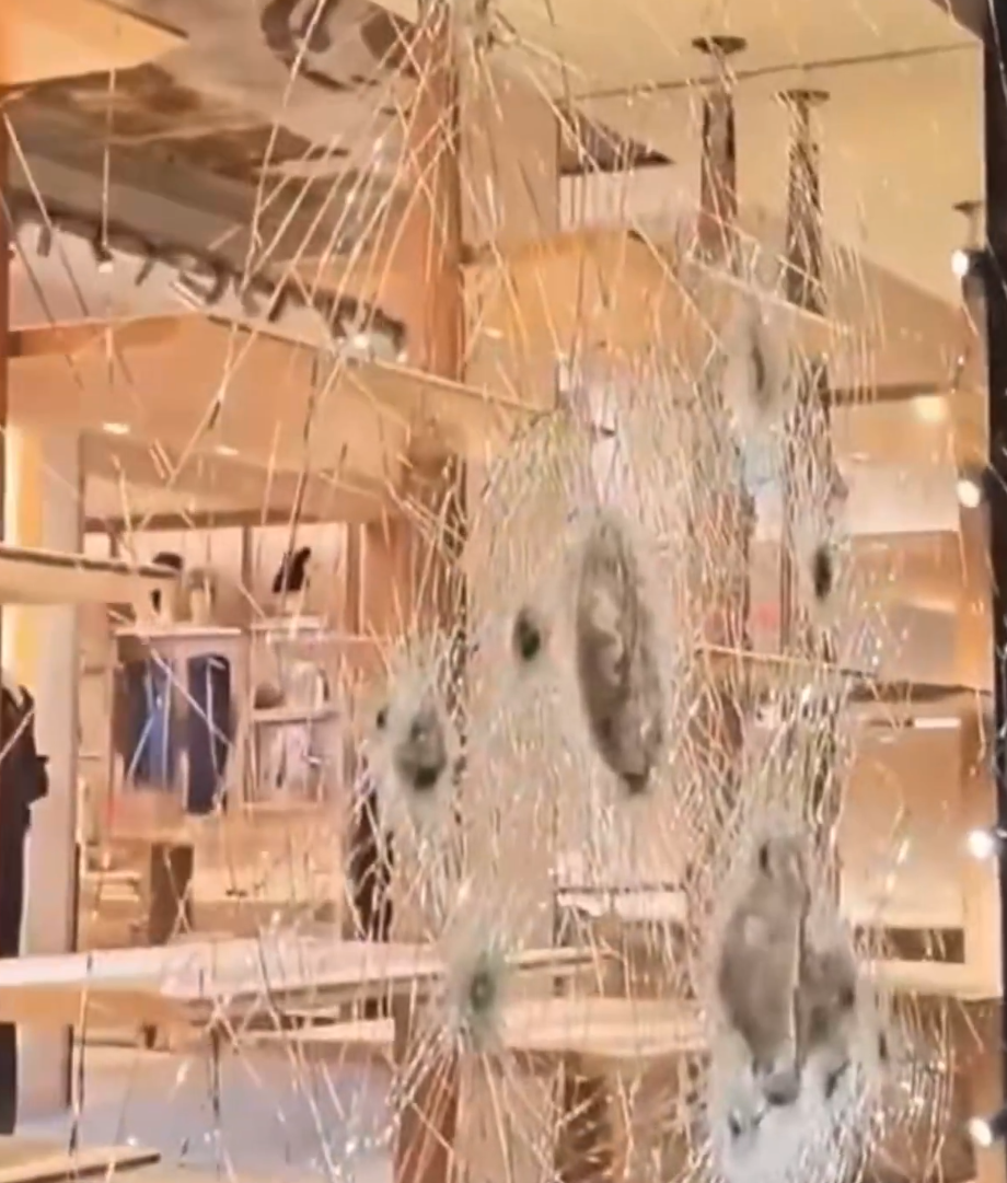 法國示威|位於巴黎旺多姆廣場的路易威登(Louis Vuitton,LV)旗艦門店遭多名滋事者抬起路障圍欄撞擊櫥窗,雖然令玻璃出現裂紋,惟未被撞穿進入店內(X)