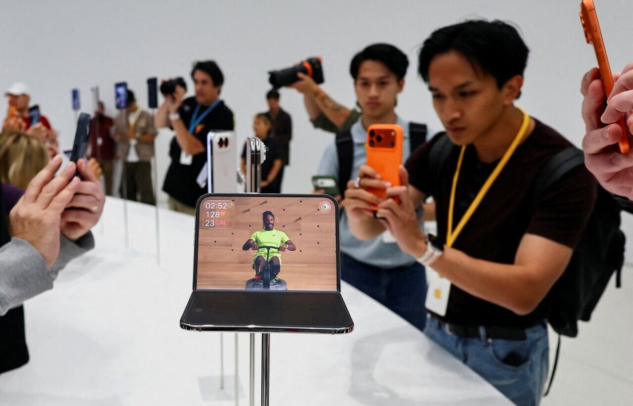 Apple iPhone Duo在Ebay被炒至近4萬港元(資料圖片)