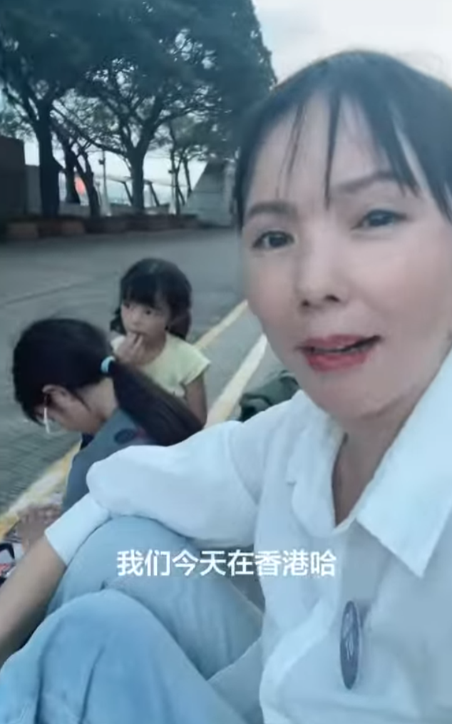 四川成都女遊客分享香港旅遊經歷,抱怨有不少生活規範,包括不能隨便蹲下、隨地吐口水,形容規定「很奇葩」、「好拘束」。(小紅書)