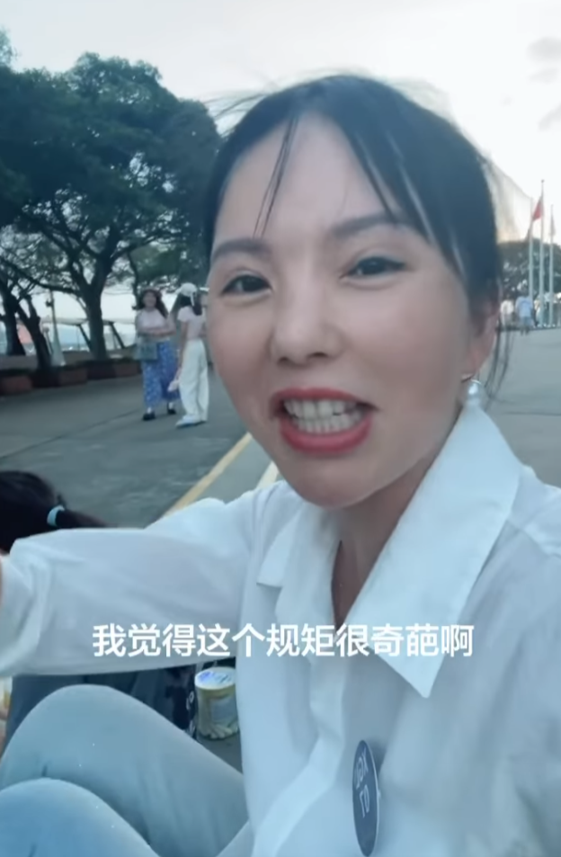 四川成都女遊客分享香港旅遊經歷,抱怨有不少生活規範,包括不能隨便蹲下、隨地吐口水,形容規定「很奇葩」、「好拘束」。(小紅書)