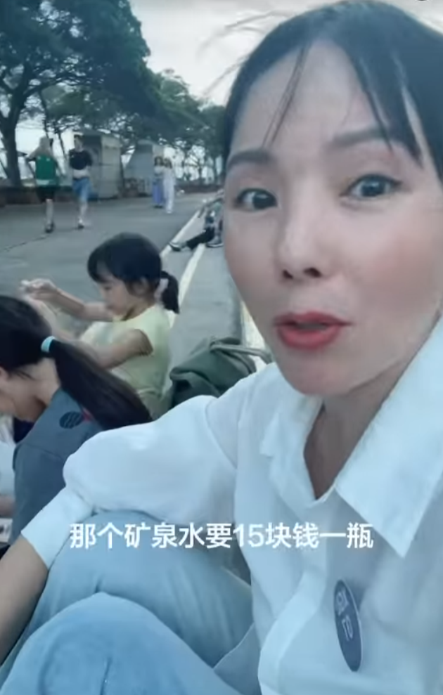 四川成都女遊客分享香港旅遊經歷,抱怨有不少生活規範,包括不能隨便蹲下、隨地吐口水,形容規定「很奇葩」、「好拘束」。(小紅書)