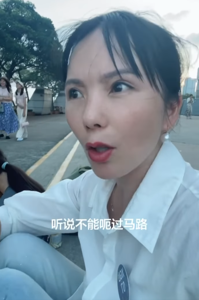 四川成都女遊客分享香港旅遊經歷,抱怨有不少生活規範,包括不能隨便蹲下、隨地吐口水,形容規定「很奇葩」、「好拘束」。(小紅書)