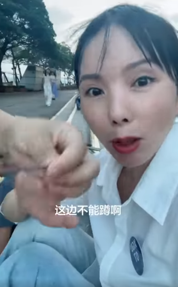 四川成都女遊客分享香港旅遊經歷,抱怨有不少生活規範,包括不能隨便蹲下、隨地吐口水,形容規定「很奇葩」、「好拘束」。(小紅書)