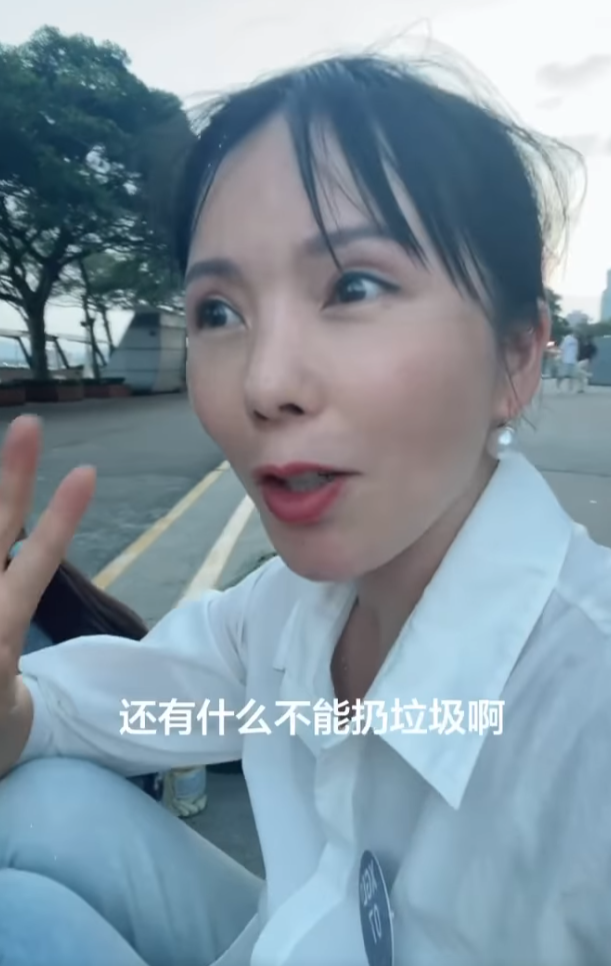 四川成都女遊客分享香港旅遊經歷,抱怨有不少生活規範,包括不能隨便蹲下、隨地吐口水,形容規定「很奇葩」、「好拘束」。(小紅書)