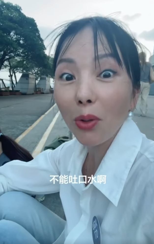 四川成都女遊客分享香港旅遊經歷,抱怨有不少生活規範,包括不能隨便蹲下、隨地吐口水,形容規定「很奇葩」、「好拘束」。(小紅書)