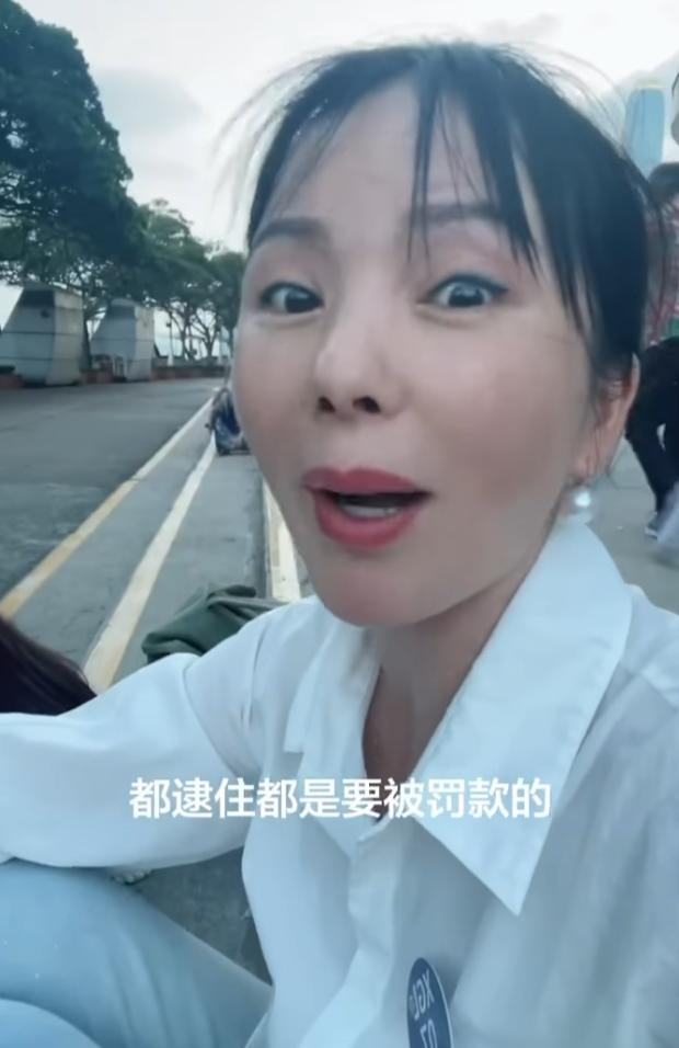 四川成都女遊客分享香港旅遊經歷,抱怨有不少生活規範,包括不能隨便蹲下、隨地吐口水,形容規定「很奇葩」、「好拘束」。(小紅書)