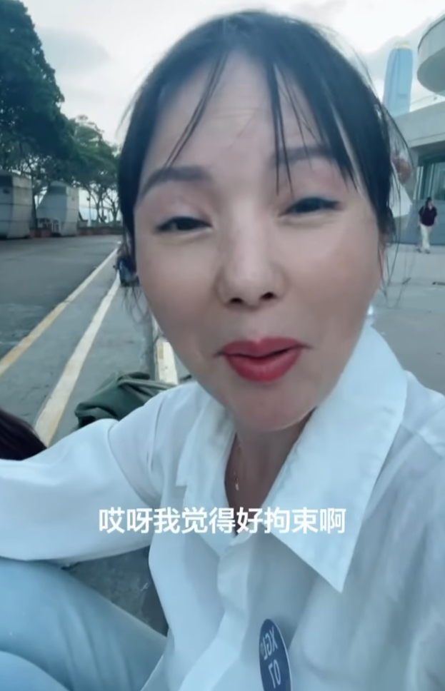四川成都女遊客分享香港旅遊經歷,抱怨有不少生活規範,包括不能隨便蹲下、隨地吐口水,形容規定「很奇葩」、「好拘束」。(小紅書)