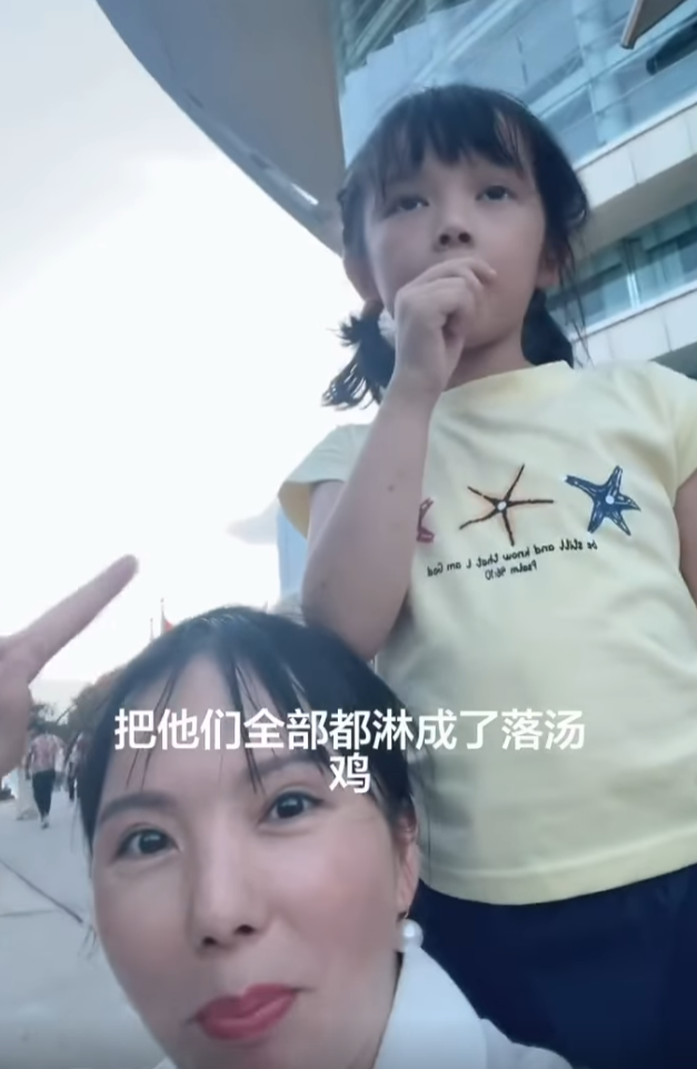 四川成都女遊客分享香港旅遊經歷,抱怨有不少生活規範,包括不能隨便蹲下、隨地吐口水,形容規定「很奇葩」、「好拘束」。(小紅書)