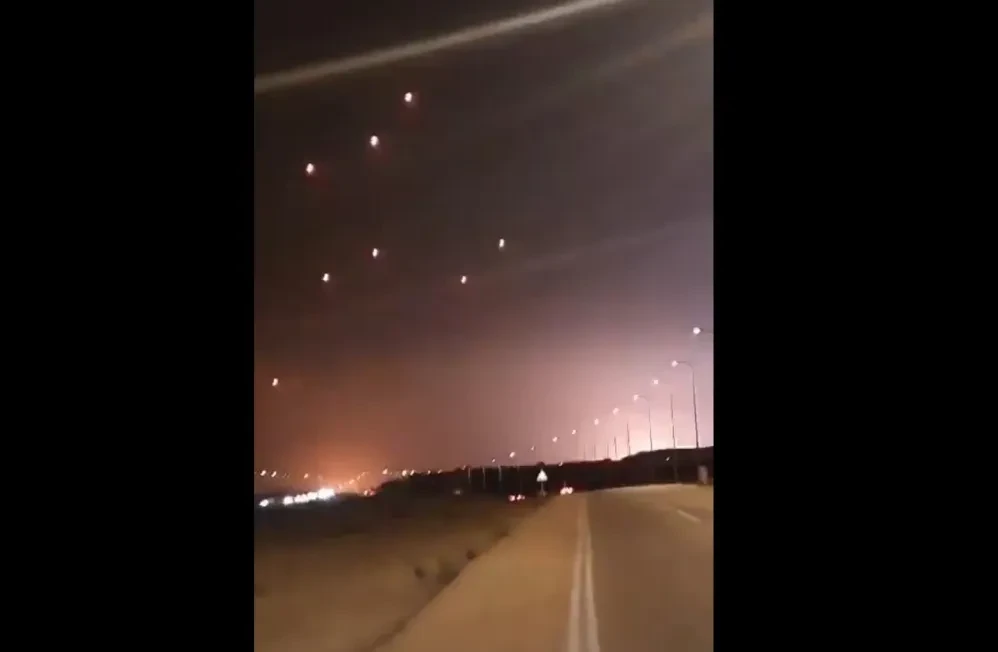 沙特東部機場夜空出現大量疑似無人機(影片截圖)