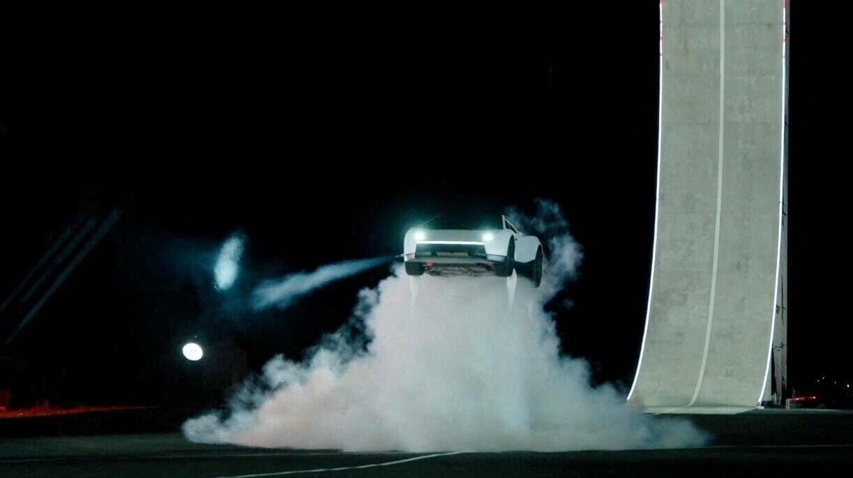 Tesla Roadster電動超跑發布，內置10個冷氣體推進器，可以抗重力行駛、原地後空翻等（路透社）
