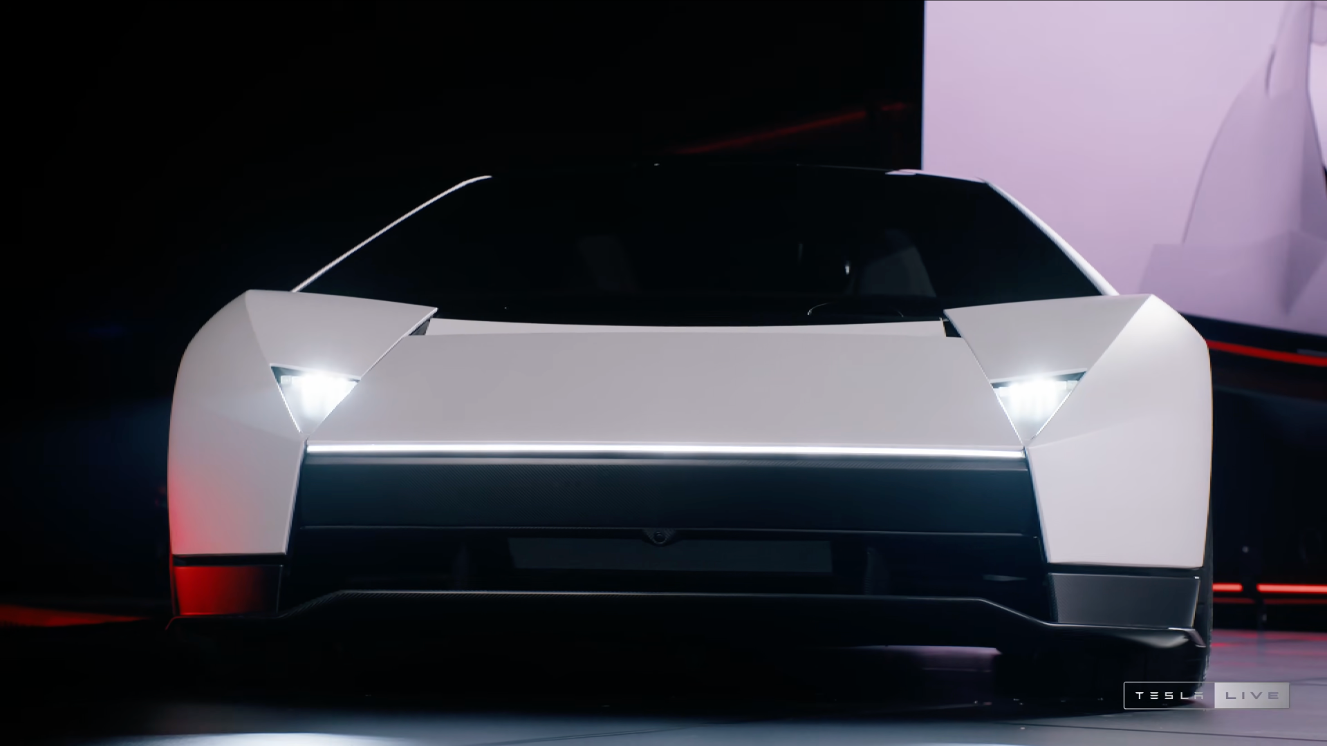 Tesla Roadster採用極簡高科技感車身線條。