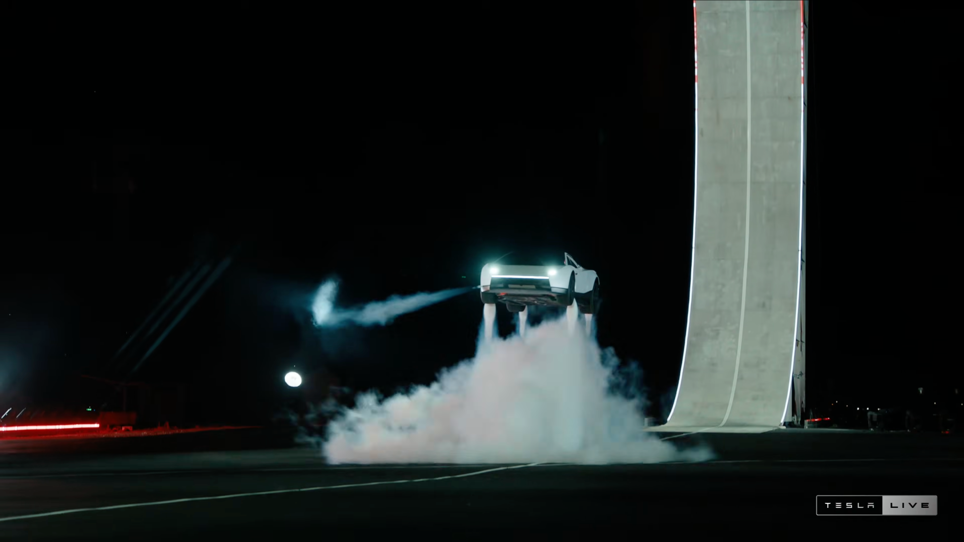 Tesla Roadster的10個冷氣體推進器可進行懸浮及飛行。