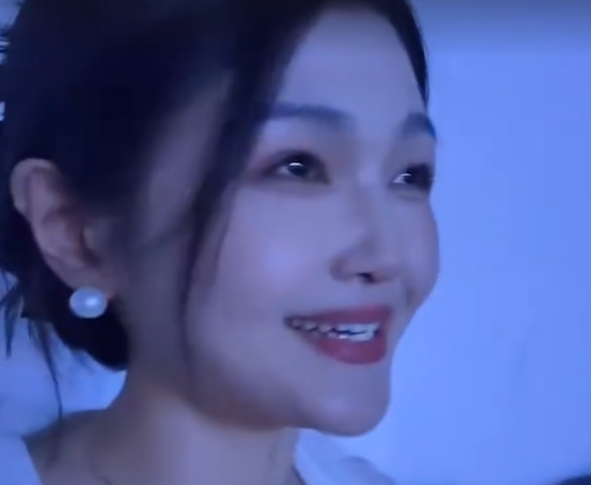 貌似大S的女歌迷在廣州演唱會中感動落淚(影片截圖)