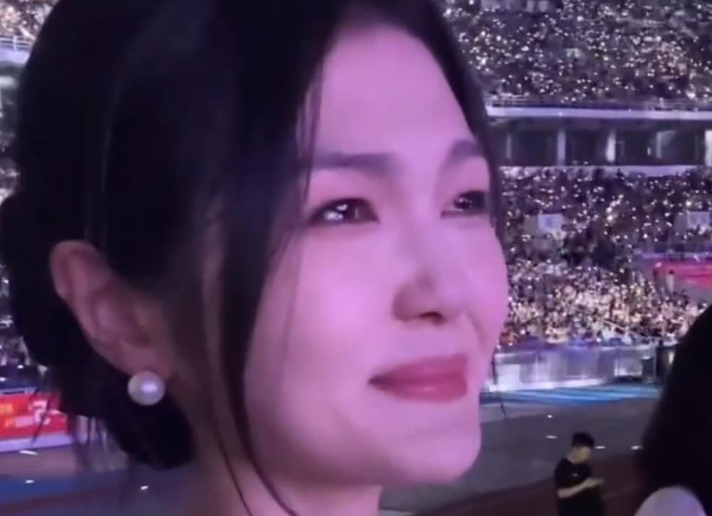 貌似大S的女歌迷在廣州演唱會中感動落淚(影片截圖)