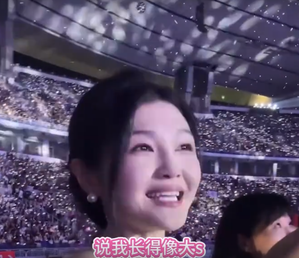 貌似大S的女歌迷在廣州演唱會中感動落淚(影片截圖)
