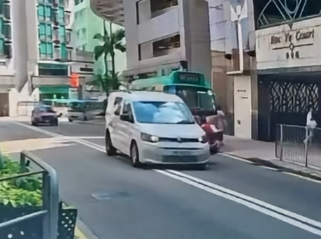 車Cam直擊︱羅便臣道一名45歲婦人與5歲女兒落小巴後橫過馬路時,一輛客貨車涉在雙白線爬頭越過小巴前行,結果將母女撞倒。(影片截圖)
