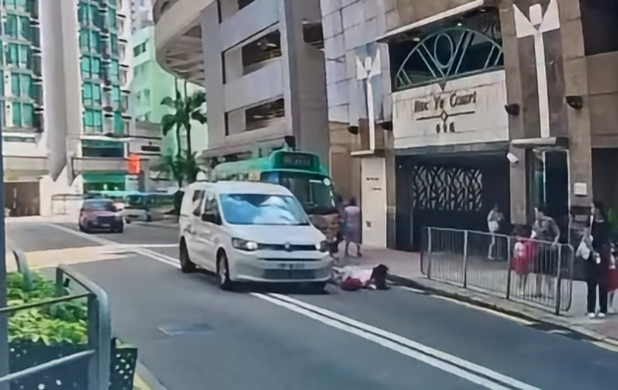 車Cam直擊︱羅便臣道一名45歲婦人與5歲女兒落小巴後橫過馬路時,一輛客貨車涉在雙白線爬頭越過小巴前行,結果將母女撞倒。(影片截圖)