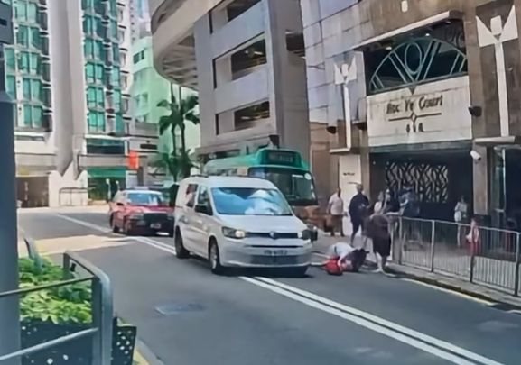 車Cam直擊︱羅便臣道一名45歲婦人與5歲女兒落小巴後橫過馬路時,一輛客貨車涉在雙白線爬頭越過小巴前行,結果將母女撞倒。(影片截圖)