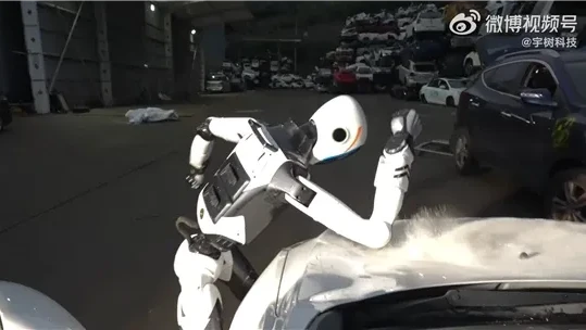 該款機械人一肘打凹車頂。(網上圖片)