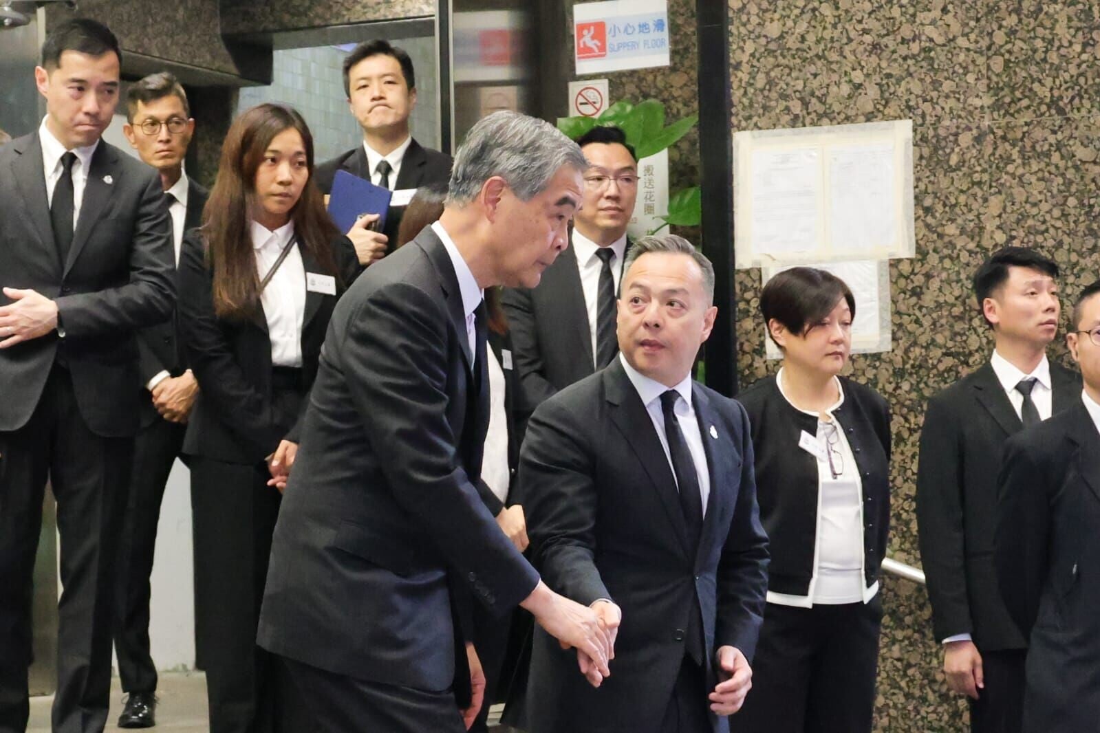 警方為朱振國舉行最高榮譽葬禮設靈,前特首梁振英到場,警務處處長周一鳴在場迎接。(吳康琦攝)