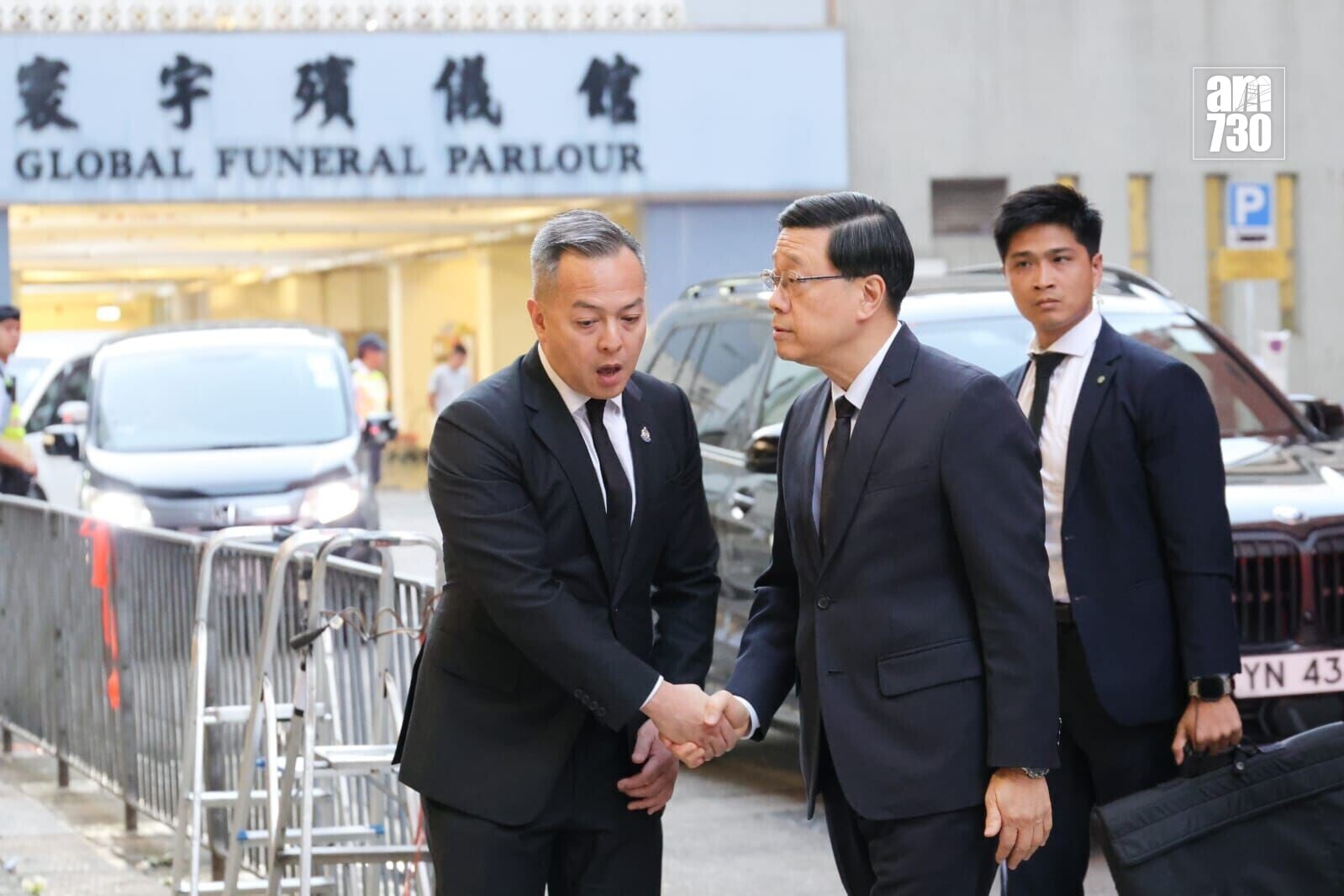 警方為朱振國舉行最高榮譽葬禮設靈,行政長官李家超到場,警務處處長周一鳴在場迎接。(吳康琦攝)