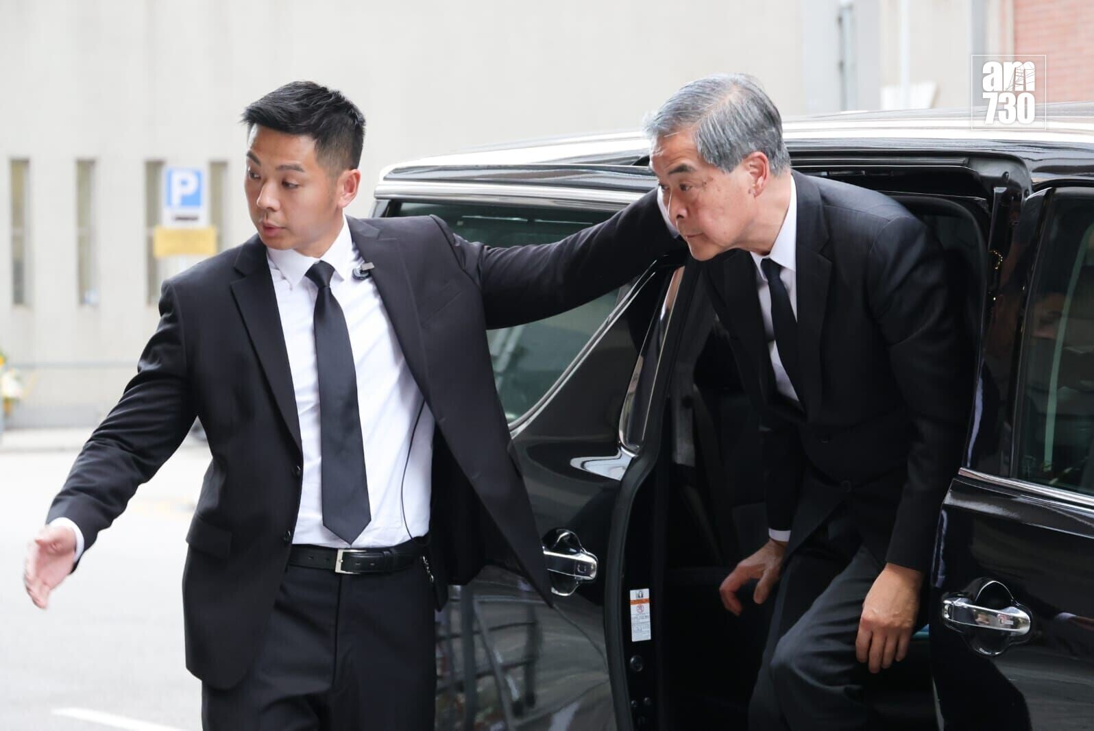 警方為朱振國舉行最高榮譽葬禮設靈,前特首梁振英到場,警務處處長周一鳴在場迎接。(吳康琦攝)