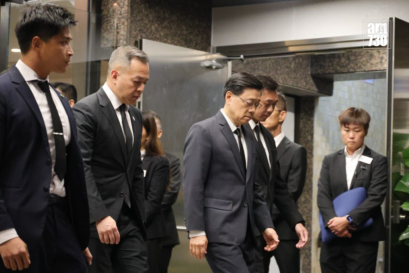 警方為朱振國舉行最高榮譽葬禮設靈,行政長官李家超到場,警務處處長周一鳴在場迎接。(吳康琦攝)