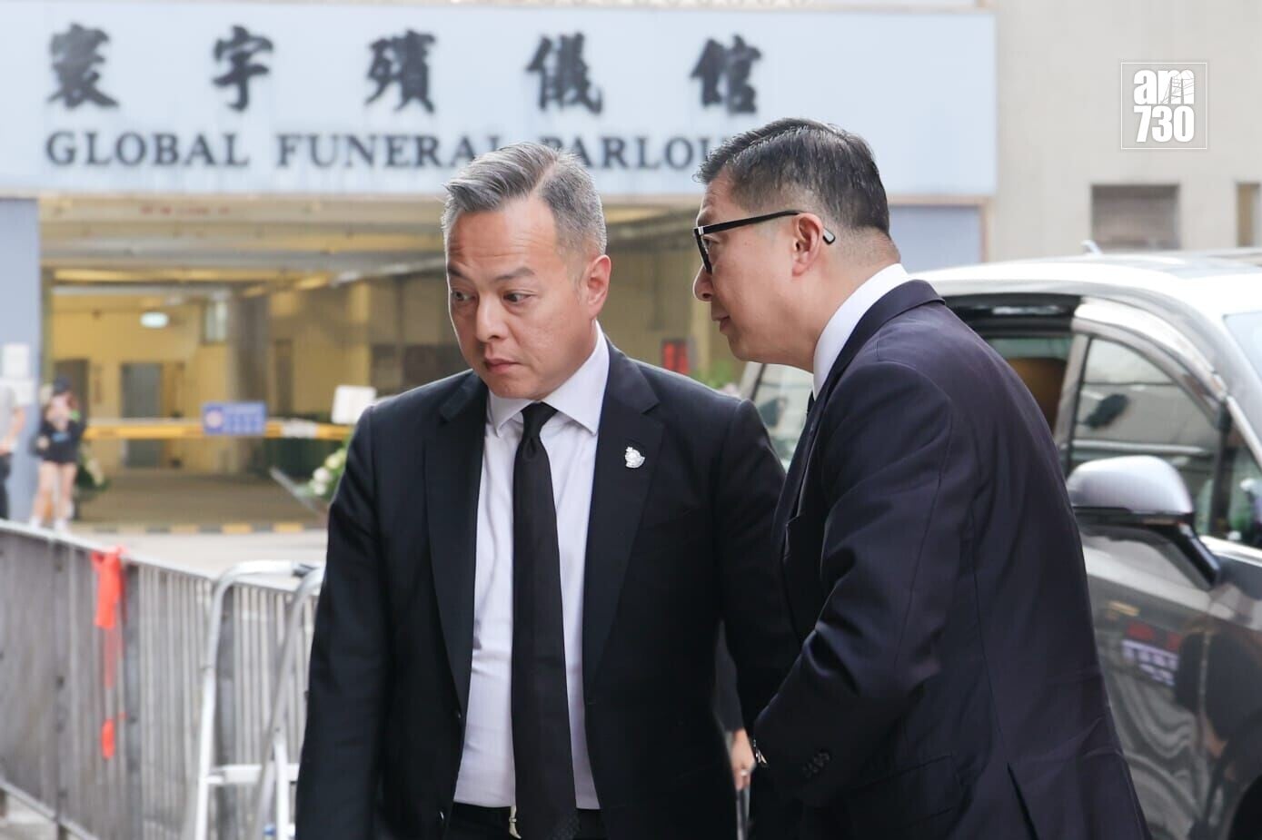 警方為朱振國舉行最高榮譽葬禮設靈,保安局局長鄧炳強到場,警務處處長周一鳴在場迎接。(吳康琦攝)