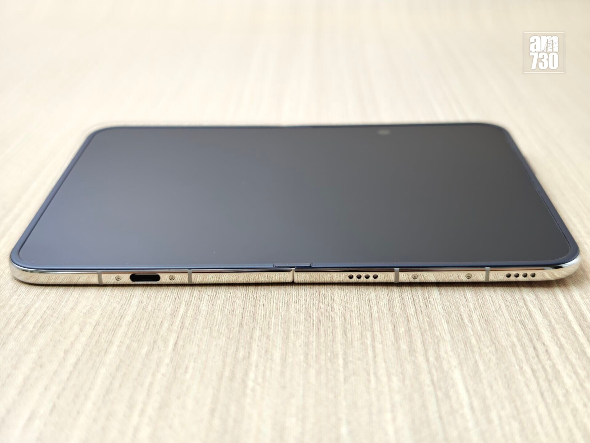 iPhone Duo展開相當平坦。