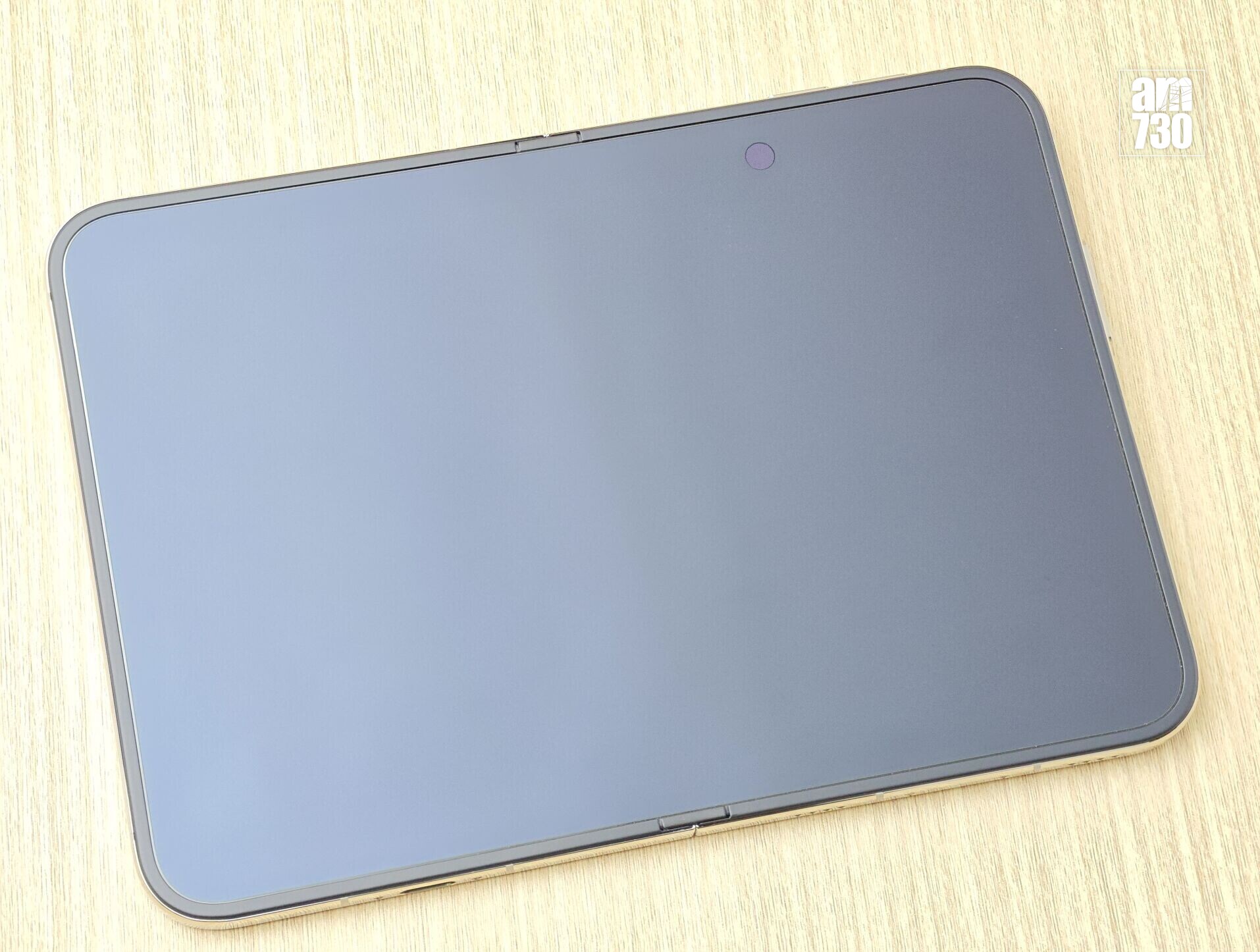 iPhone Duo開箱時為完美平面。