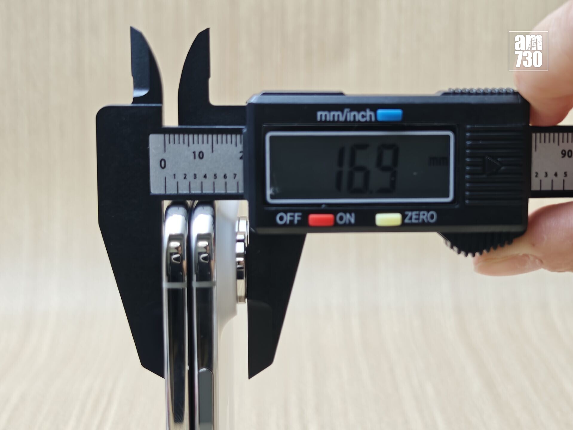 iPhone Duo摺合連相機模組厚度約為16.9mm。