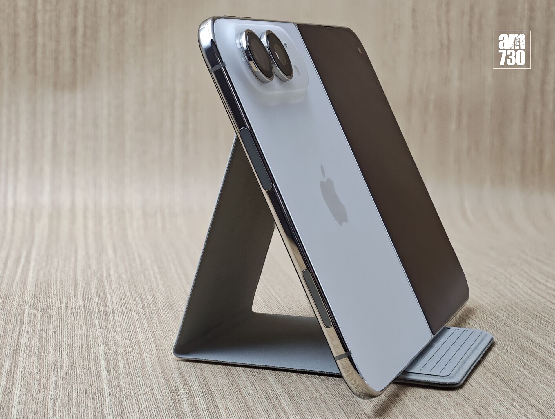 iPhone Duo機身按鍵位置要重新適應。