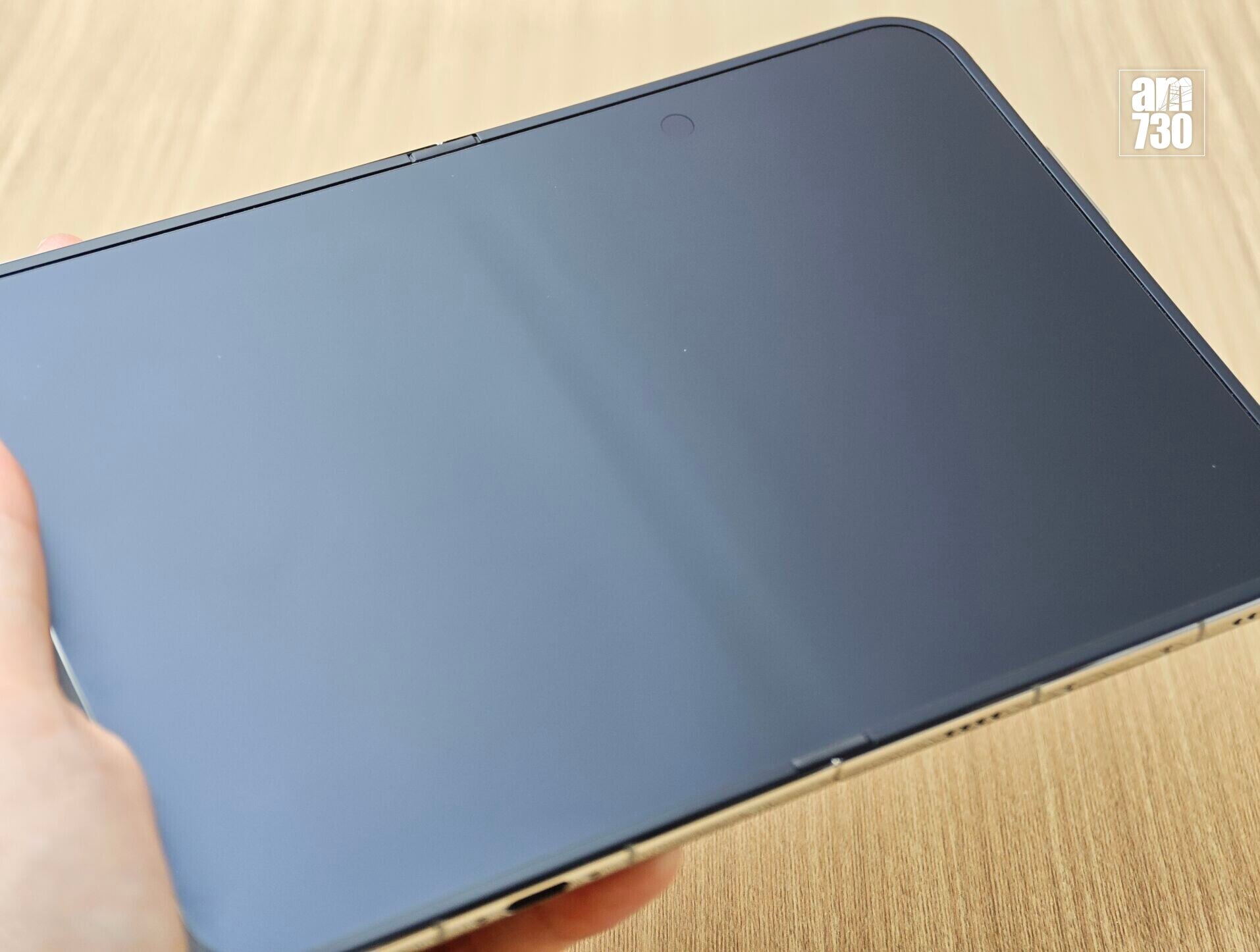 iPhone Duo摺合過後就會出現摺痕。