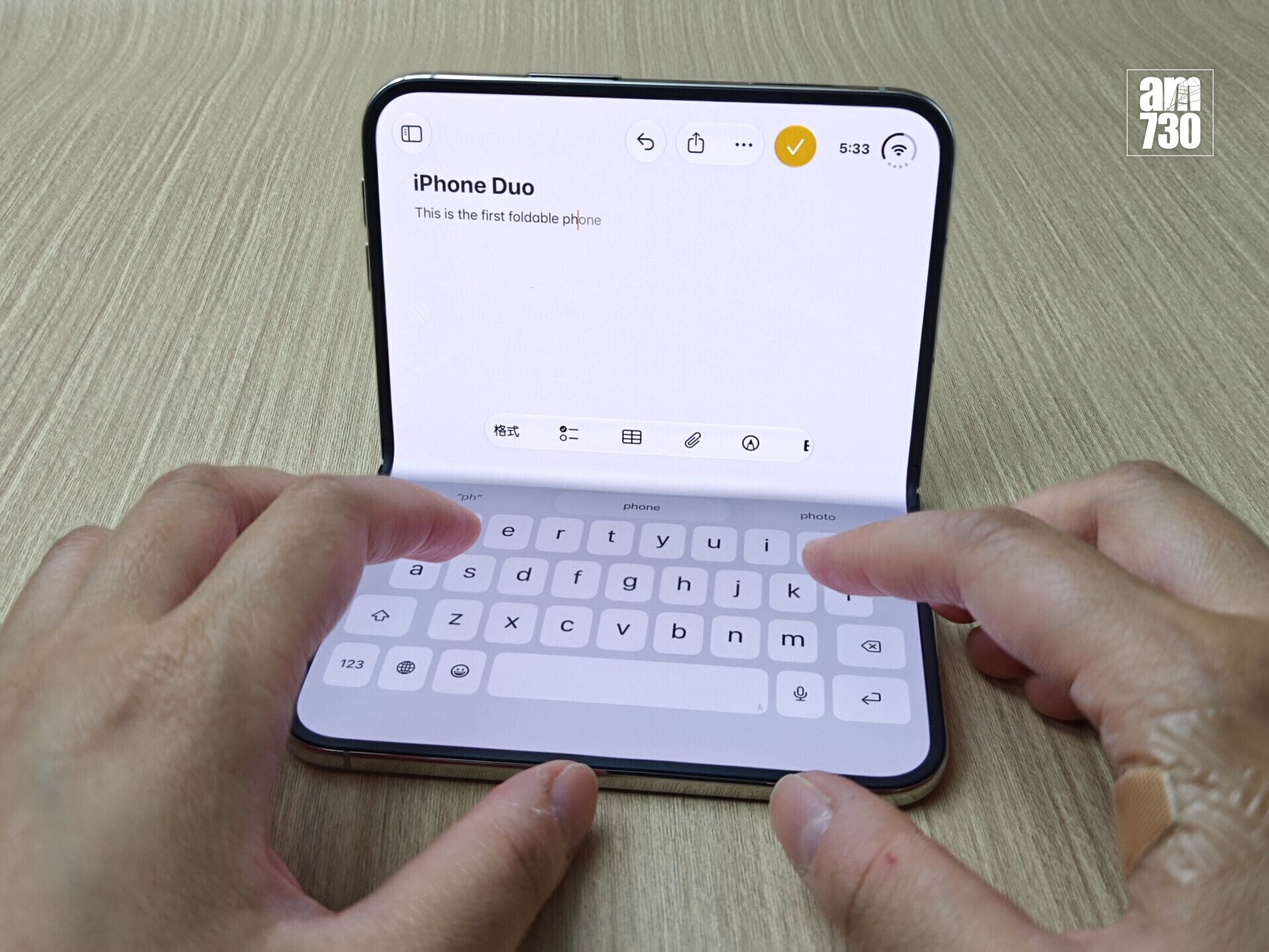 iPhone Duo可使用摺合方式打字。