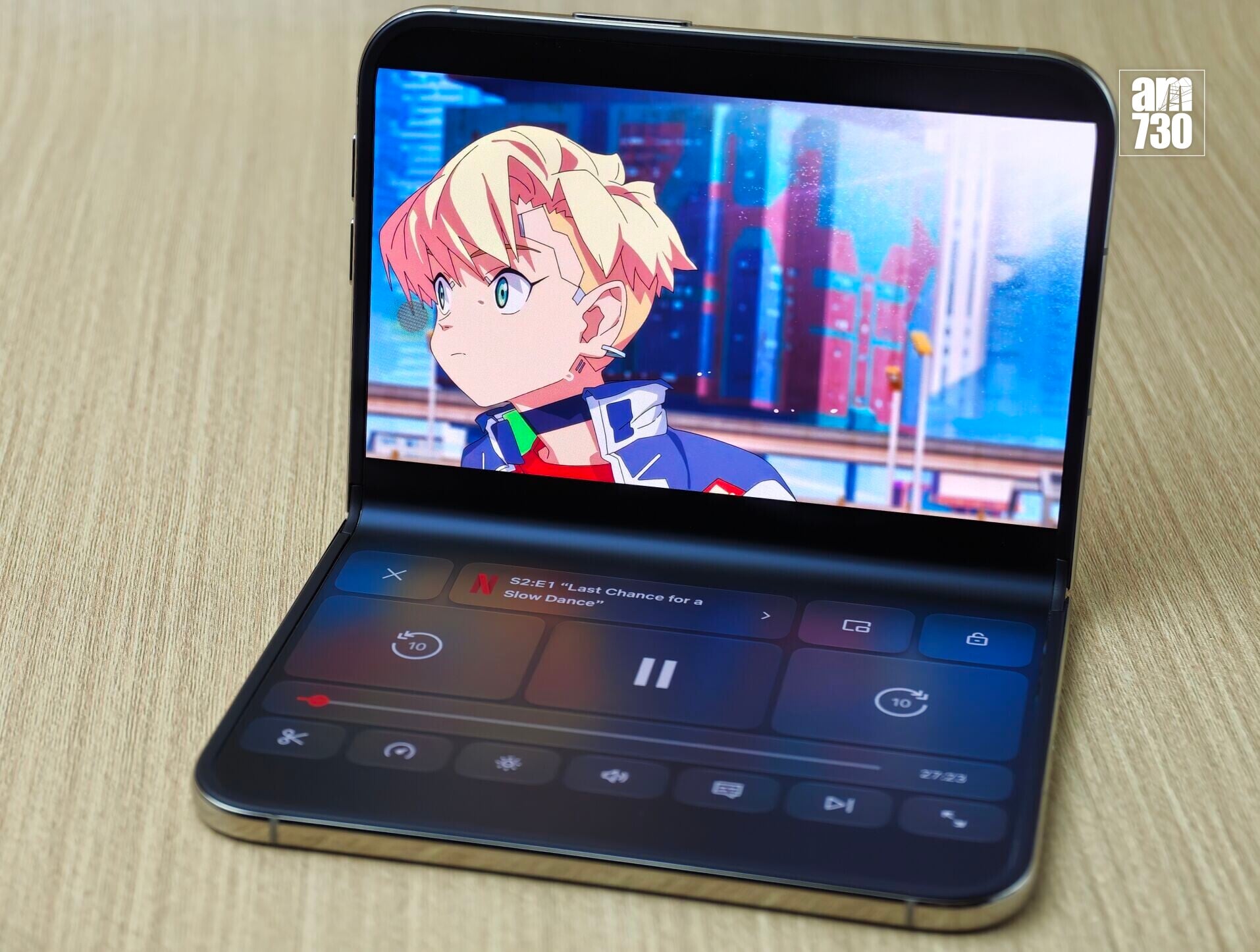 iPhone Duo摺合後下方變成Netflix控制台。
