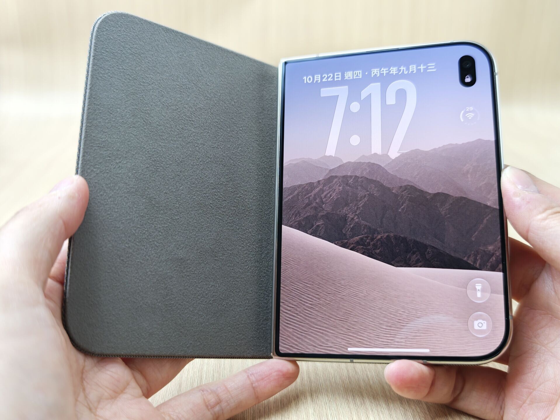 iPhone Duo企架摺套以磁吸方式貼上。