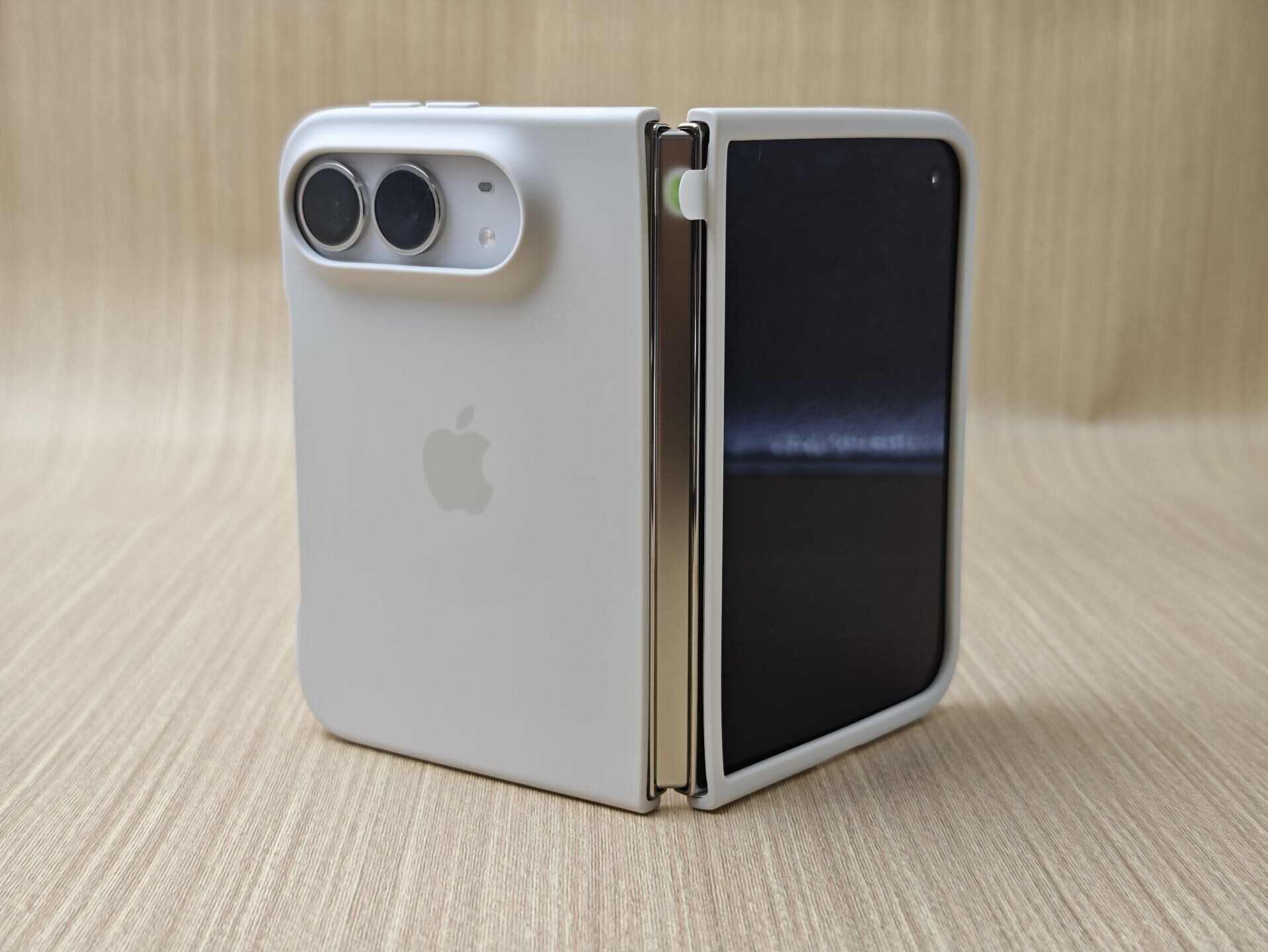 iPhone Duo保護殼需要黏貼,設計一般。