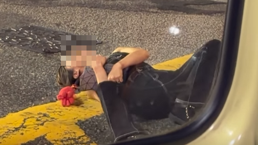 旺角有一對男女爭執，女子一度躺在馬路中間(Threads)