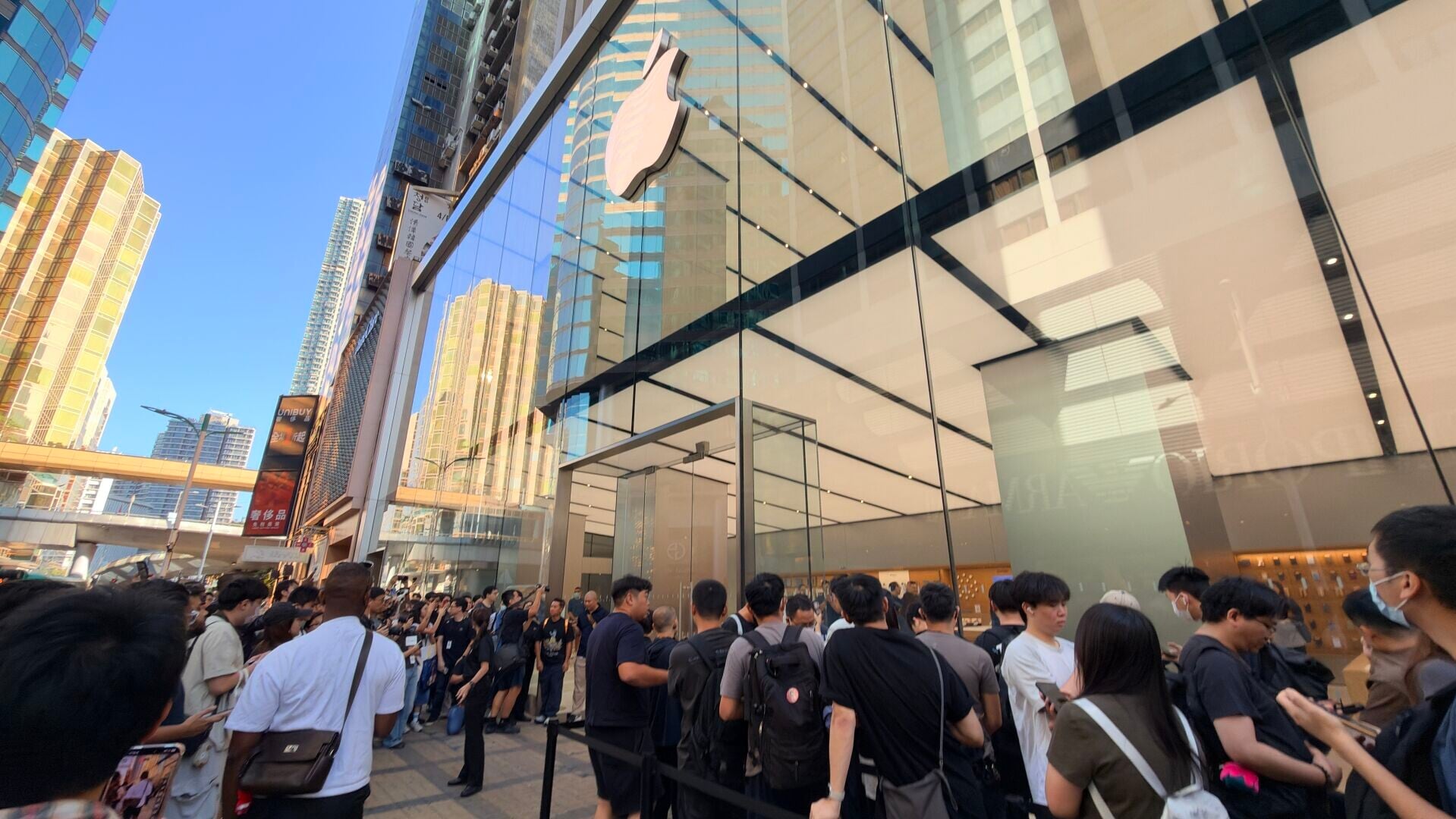 iPhone Duo於10月23日在香港正式開售，不少人在Apple Store開門前已排隊。