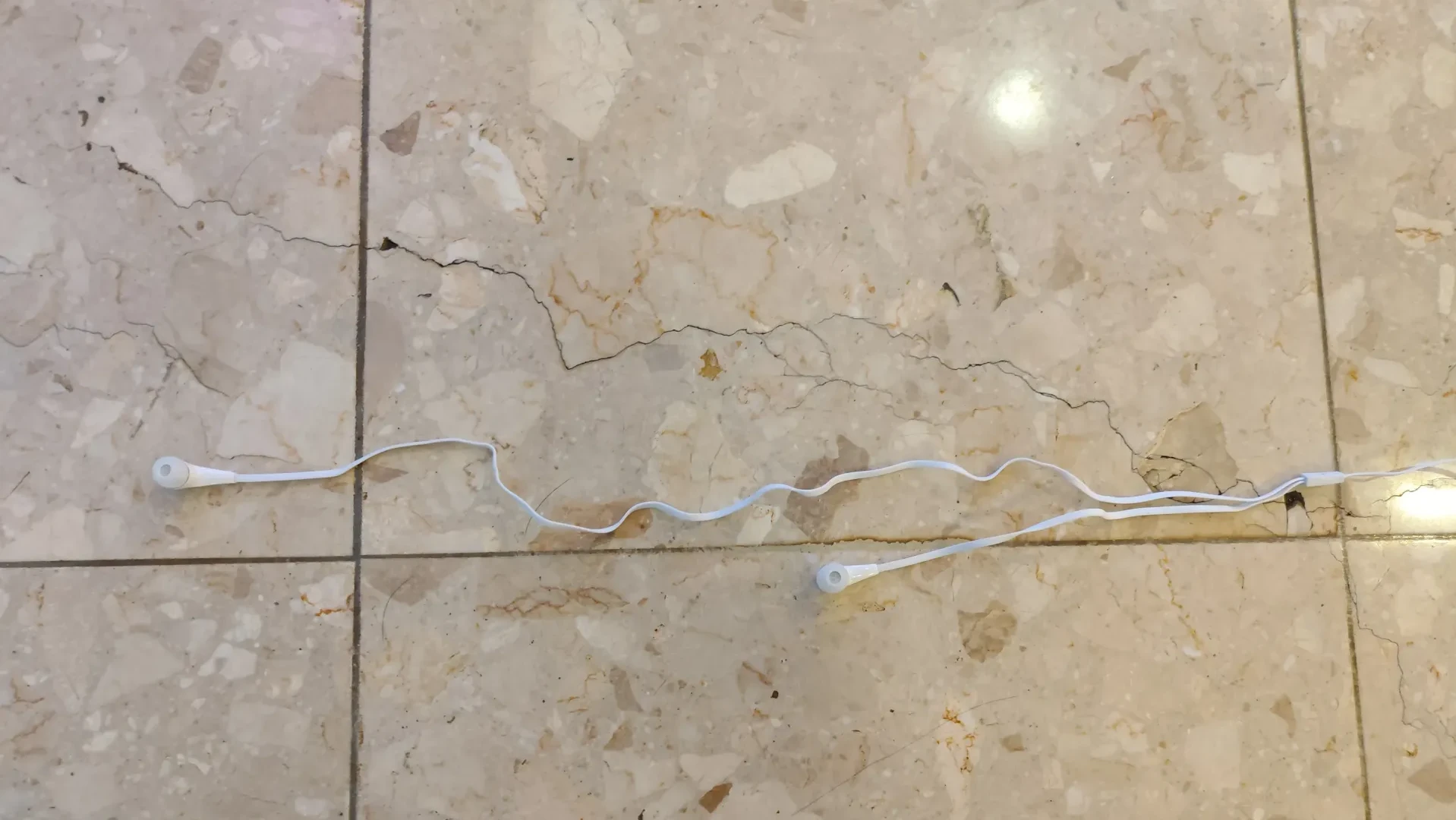 有台灣網民於社交平台發帖「求助」，指新買的有線耳機竟「一長一短」，懷疑買到「瑕疵品」，帖文隨即引發熱烈討論，更勾起不少較資深網民的時代回憶。(Threads)
