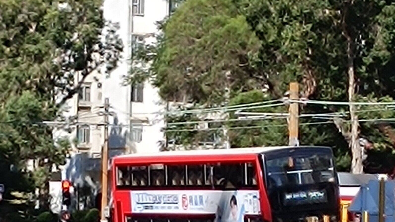 屯門九巴自炒撞欄險衝入輕鐵路軌　九巴：已即時暫停車長駕駛職務