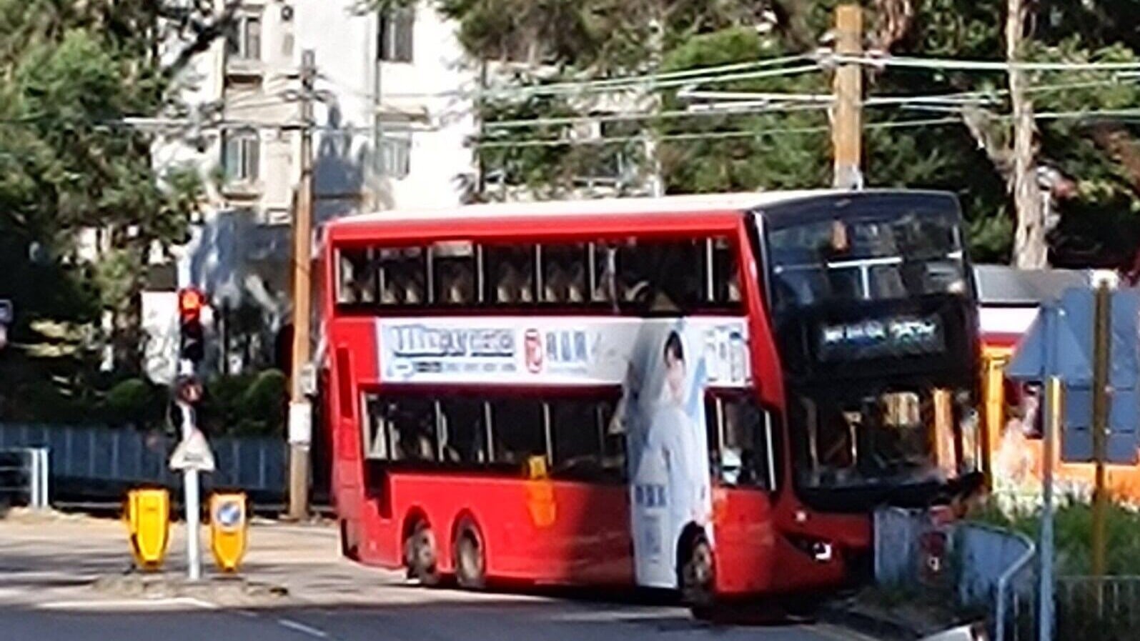 屯門九巴自炒撞欄險衝入輕鐵路軌　九巴：已即時暫停車長駕駛職務