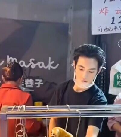 浙江寧波夜市靚仔檔主王治爆紅後,帶旺雞飯生意