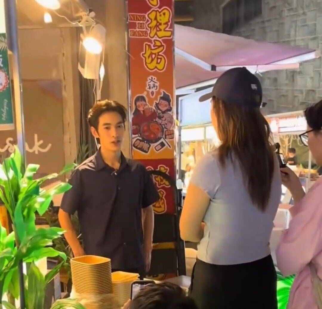 浙江寧波夜市靚仔檔主王治吸引不少人慕名而來