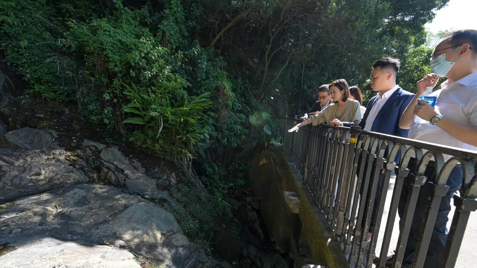 旅遊事務專員陳慧欣到山頂盧吉道及夏力道，實地視察旅發局為光影匯項目進行的裝置工程。