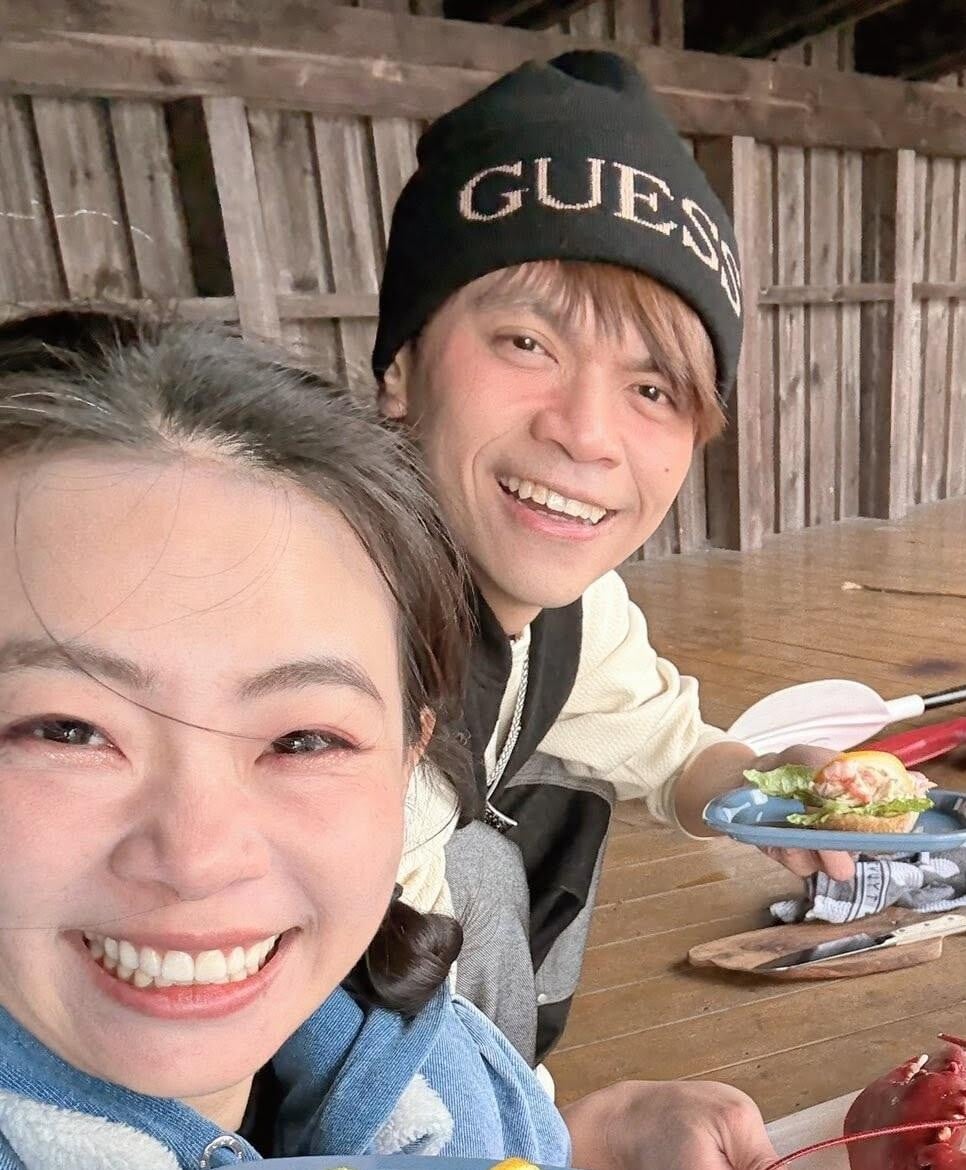 YouTuber蔡阿嘎(左2)妻子「二伯」自創服裝品牌Hahababy爆發抄襲風波後首度回應,但陳沂指出該聲明自打嘴巴。(圖/翻攝自Facebook@嘎嫂二伯)