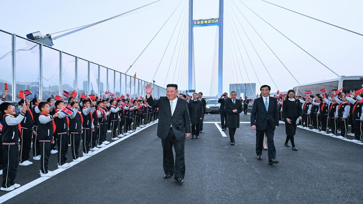 北韓領袖金正恩在中共中央政治局常委、全國政協主席王滬寧陪同下，訪問遼寧丹東(新華社)
